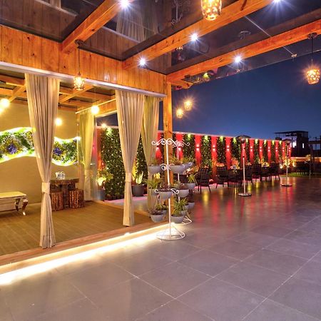 Newly Built Gold The Royal With Rooftop Restaurant - 2Mins Walk From New Delhi Rail Station & 5Mins From Connaught Place מראה חיצוני תמונה