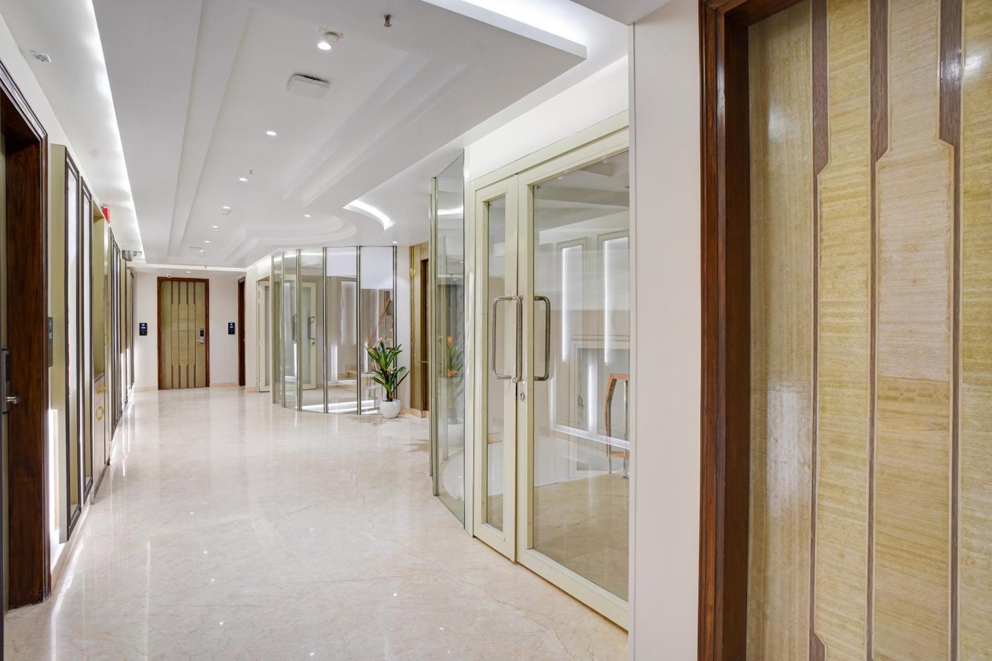 Newly Built Gold The Royal With Rooftop Restaurant - 2Mins Walk From New Delhi Rail Station & 5Mins From Connaught Place מראה חיצוני תמונה