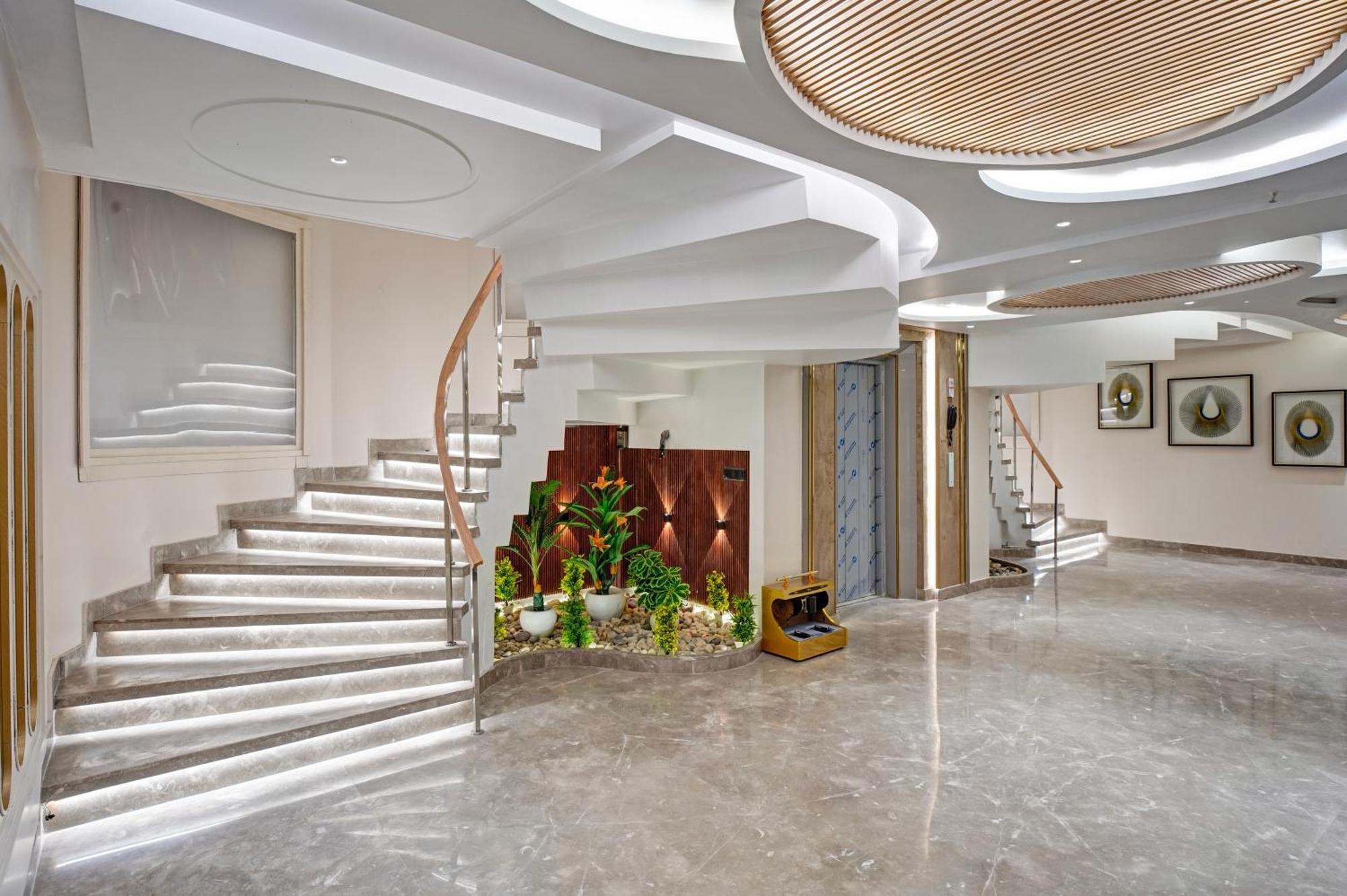 Newly Built Gold The Royal With Rooftop Restaurant - 2Mins Walk From New Delhi Rail Station & 5Mins From Connaught Place מראה חיצוני תמונה