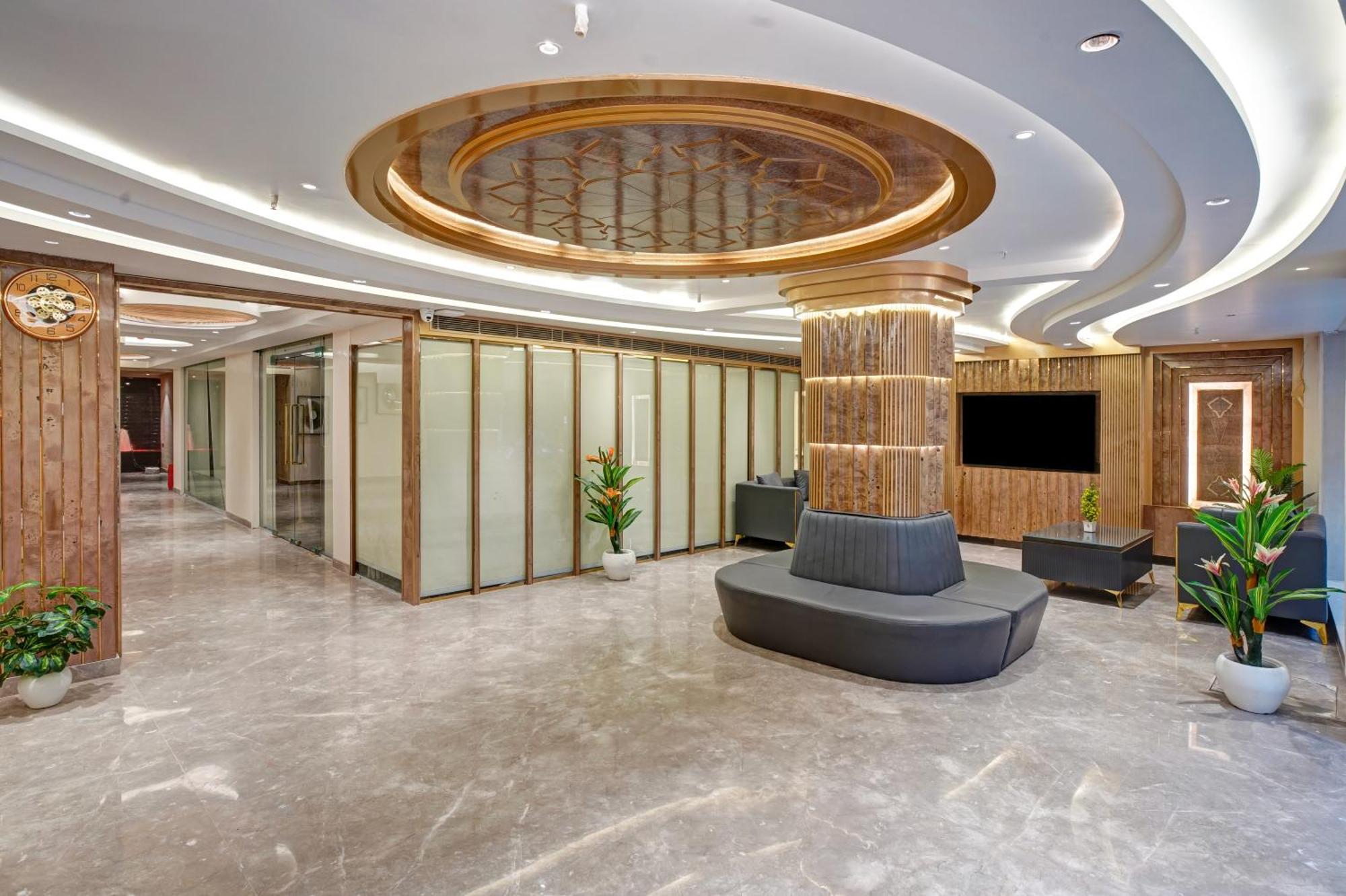 Newly Built Gold The Royal With Rooftop Restaurant - 2Mins Walk From New Delhi Rail Station & 5Mins From Connaught Place מראה חיצוני תמונה