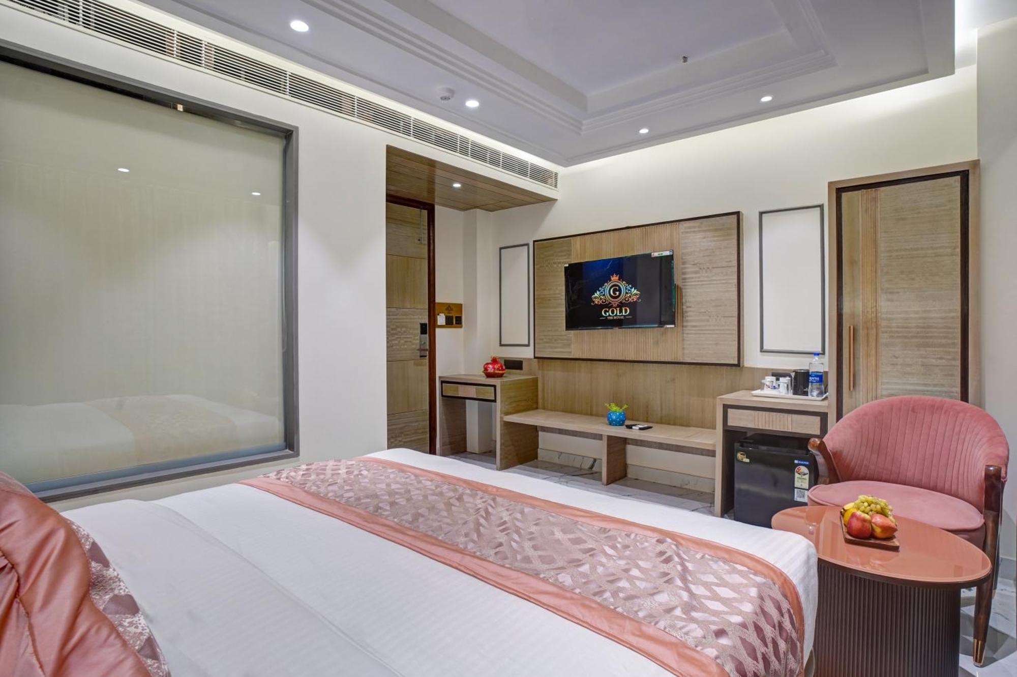 Newly Built Gold The Royal With Rooftop Restaurant - 2Mins Walk From New Delhi Rail Station & 5Mins From Connaught Place מראה חיצוני תמונה