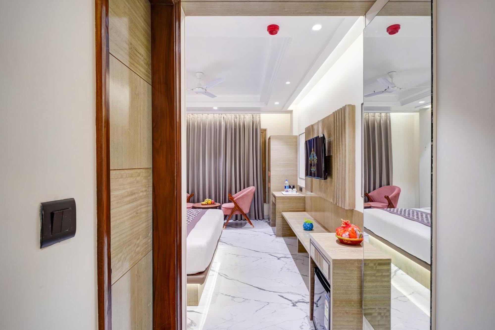 Newly Built Gold The Royal With Rooftop Restaurant - 2Mins Walk From New Delhi Rail Station & 5Mins From Connaught Place מראה חיצוני תמונה