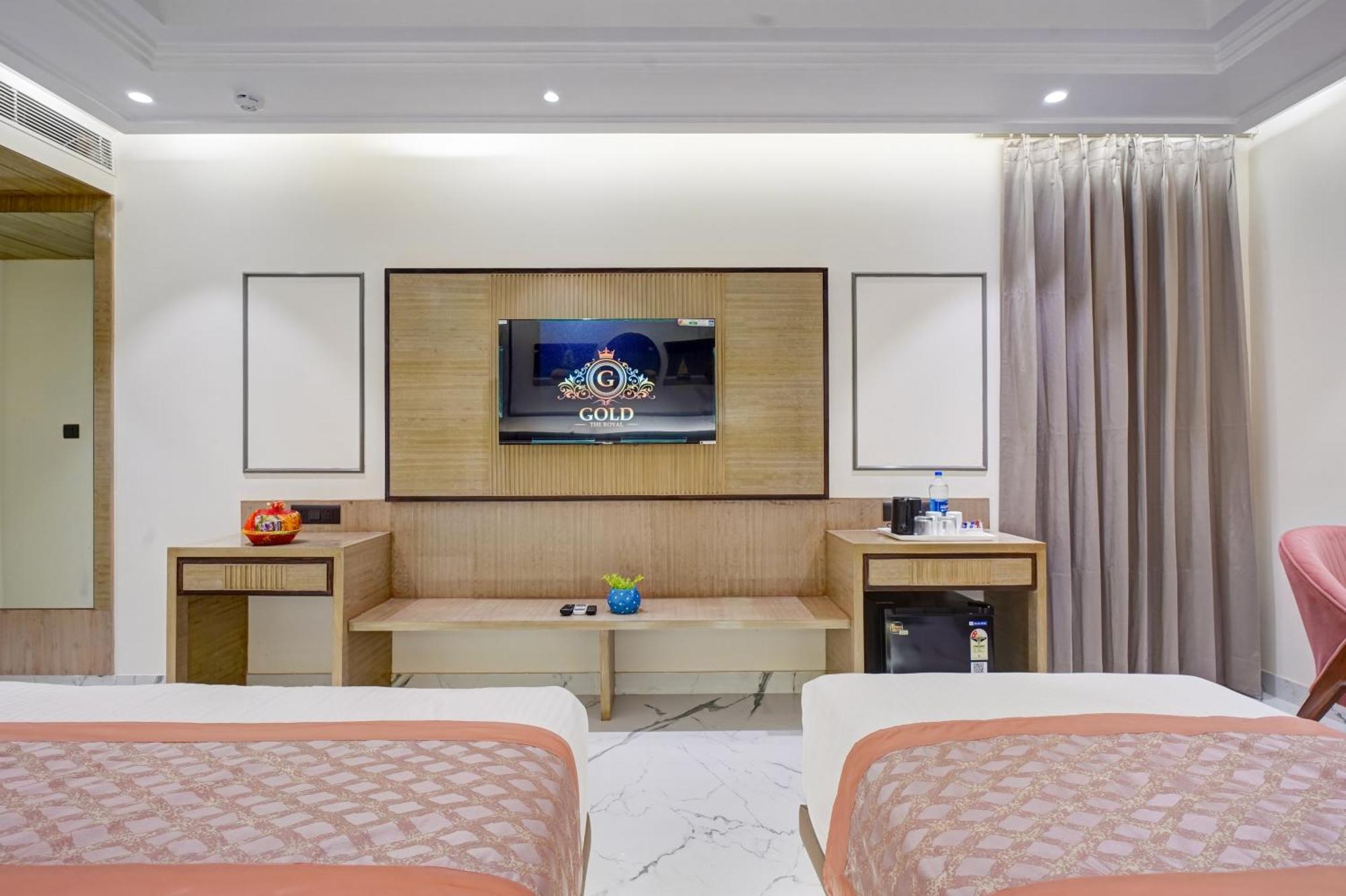 Newly Built Gold The Royal With Rooftop Restaurant - 2Mins Walk From New Delhi Rail Station & 5Mins From Connaught Place מראה חיצוני תמונה