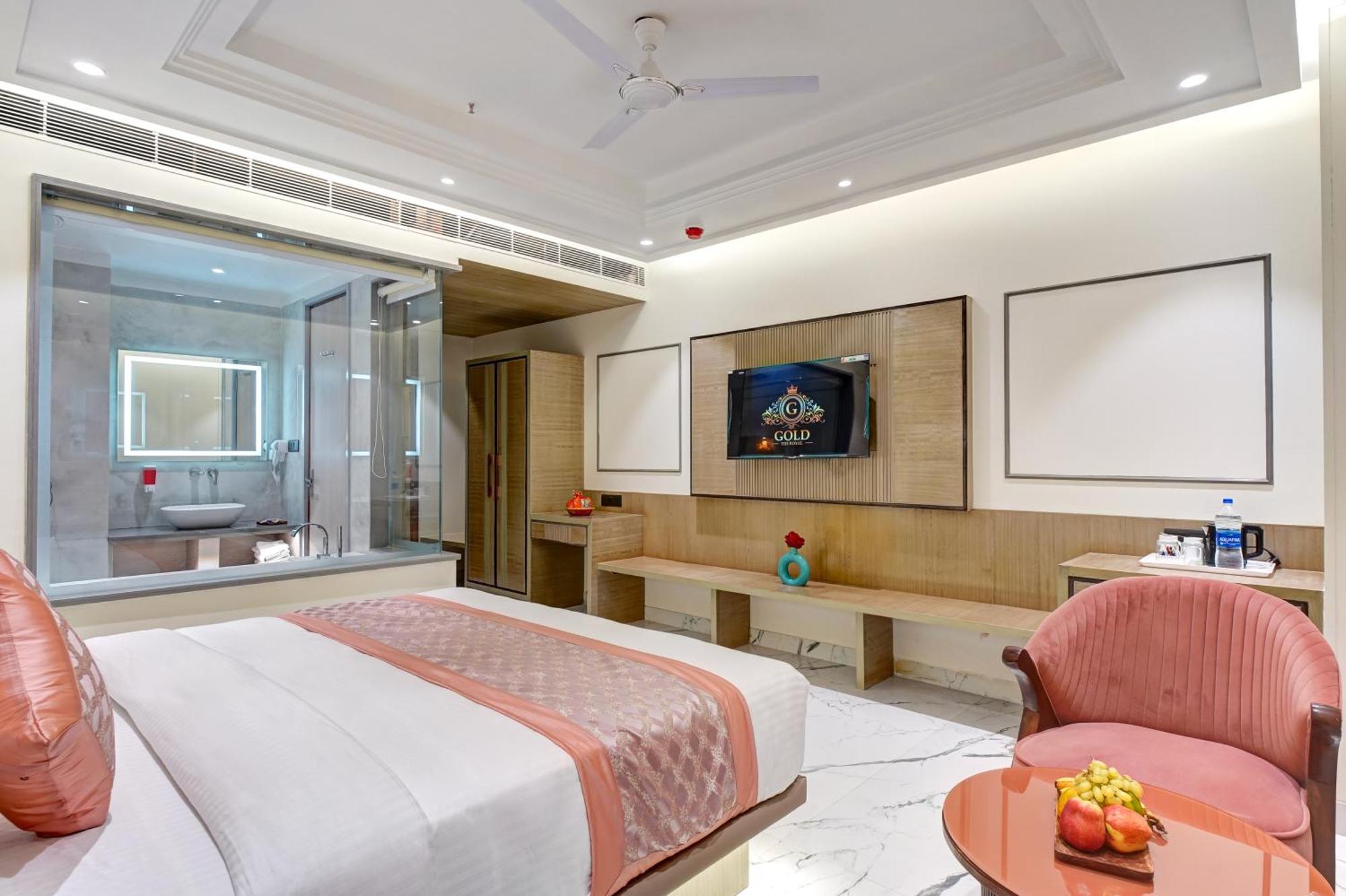 Newly Built Gold The Royal With Rooftop Restaurant - 2Mins Walk From New Delhi Rail Station & 5Mins From Connaught Place מראה חיצוני תמונה
