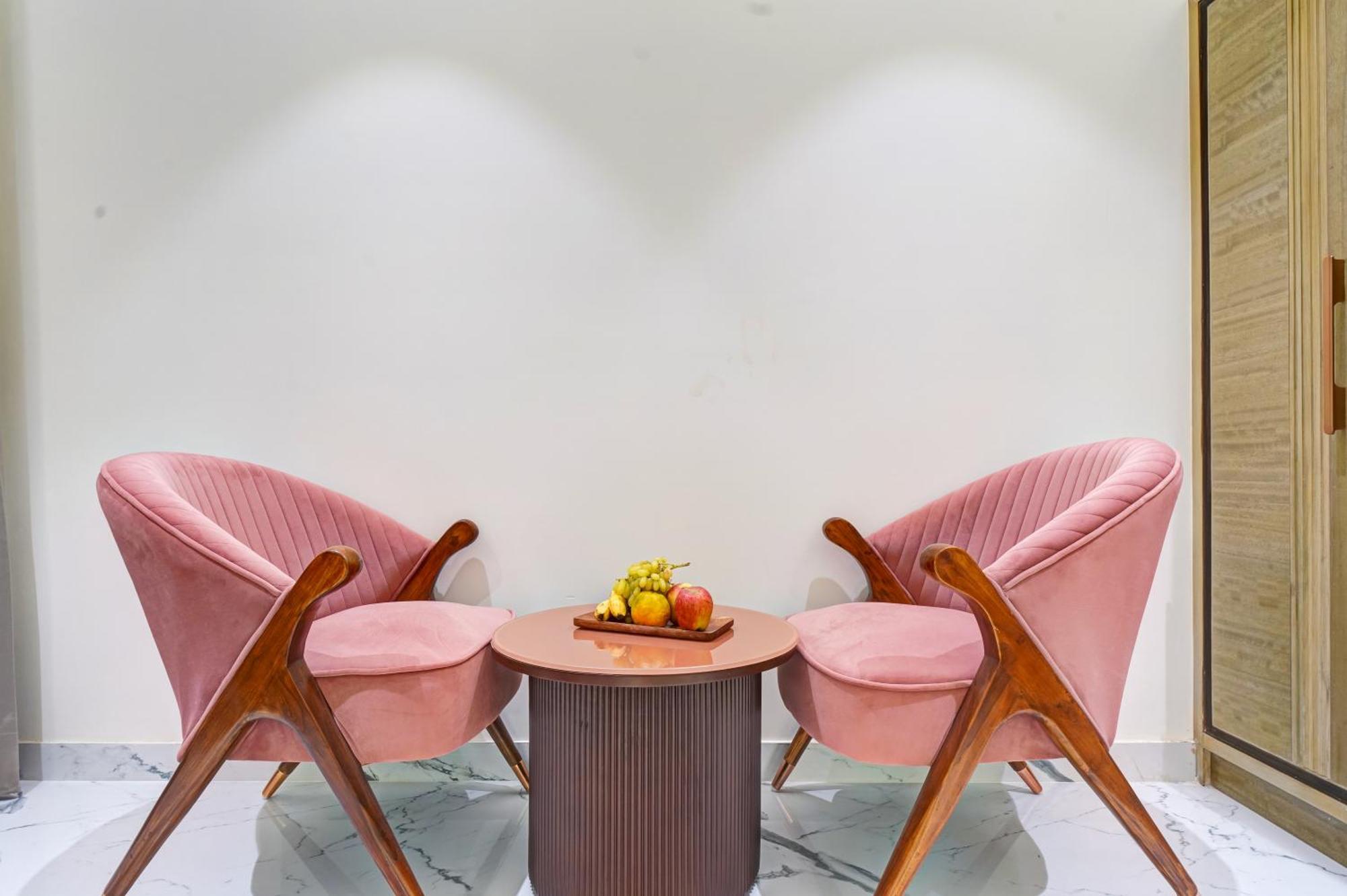 Newly Built Gold The Royal With Rooftop Restaurant - 2Mins Walk From New Delhi Rail Station & 5Mins From Connaught Place מראה חיצוני תמונה