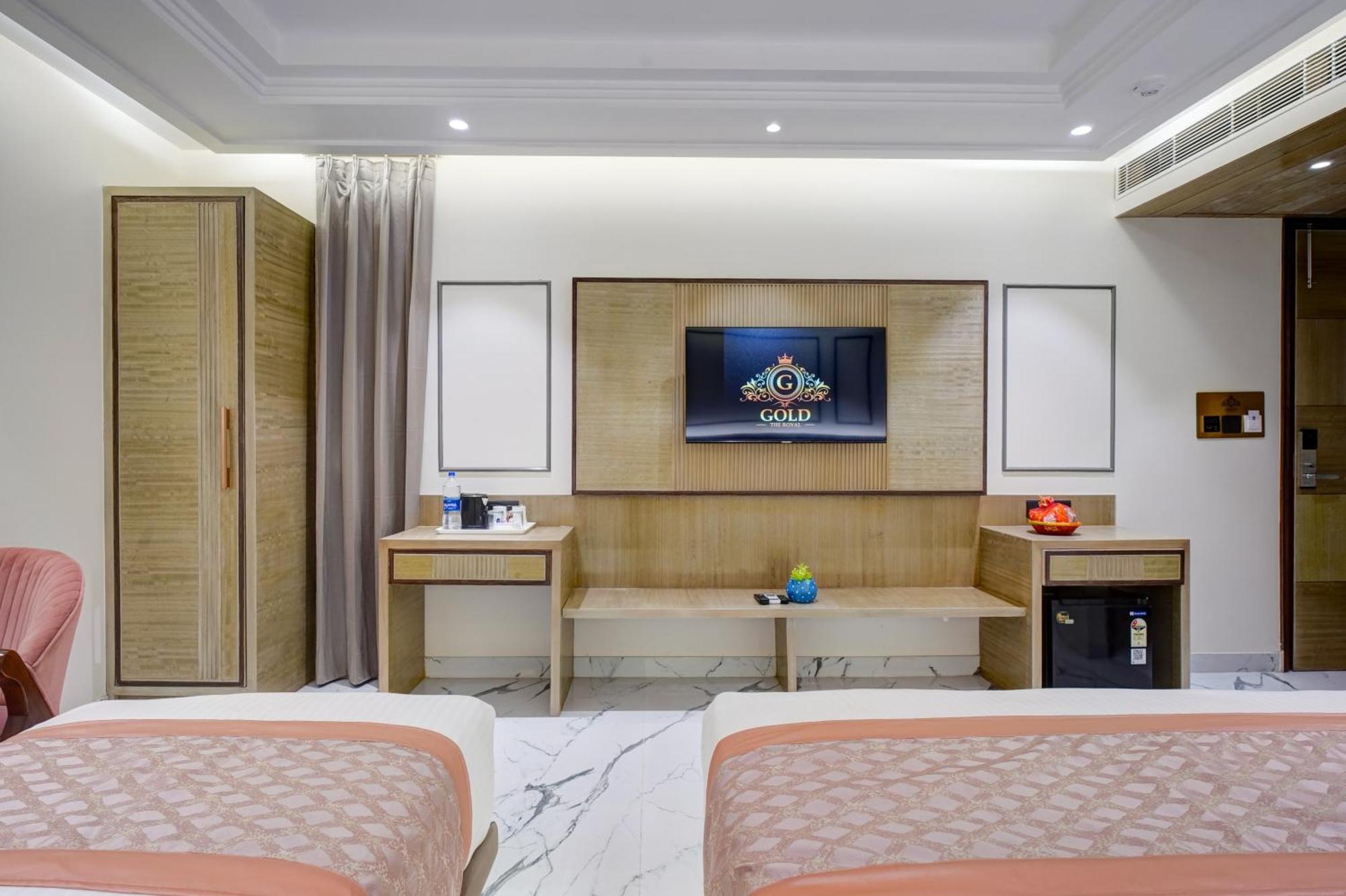 Newly Built Gold The Royal With Rooftop Restaurant - 2Mins Walk From New Delhi Rail Station & 5Mins From Connaught Place מראה חיצוני תמונה