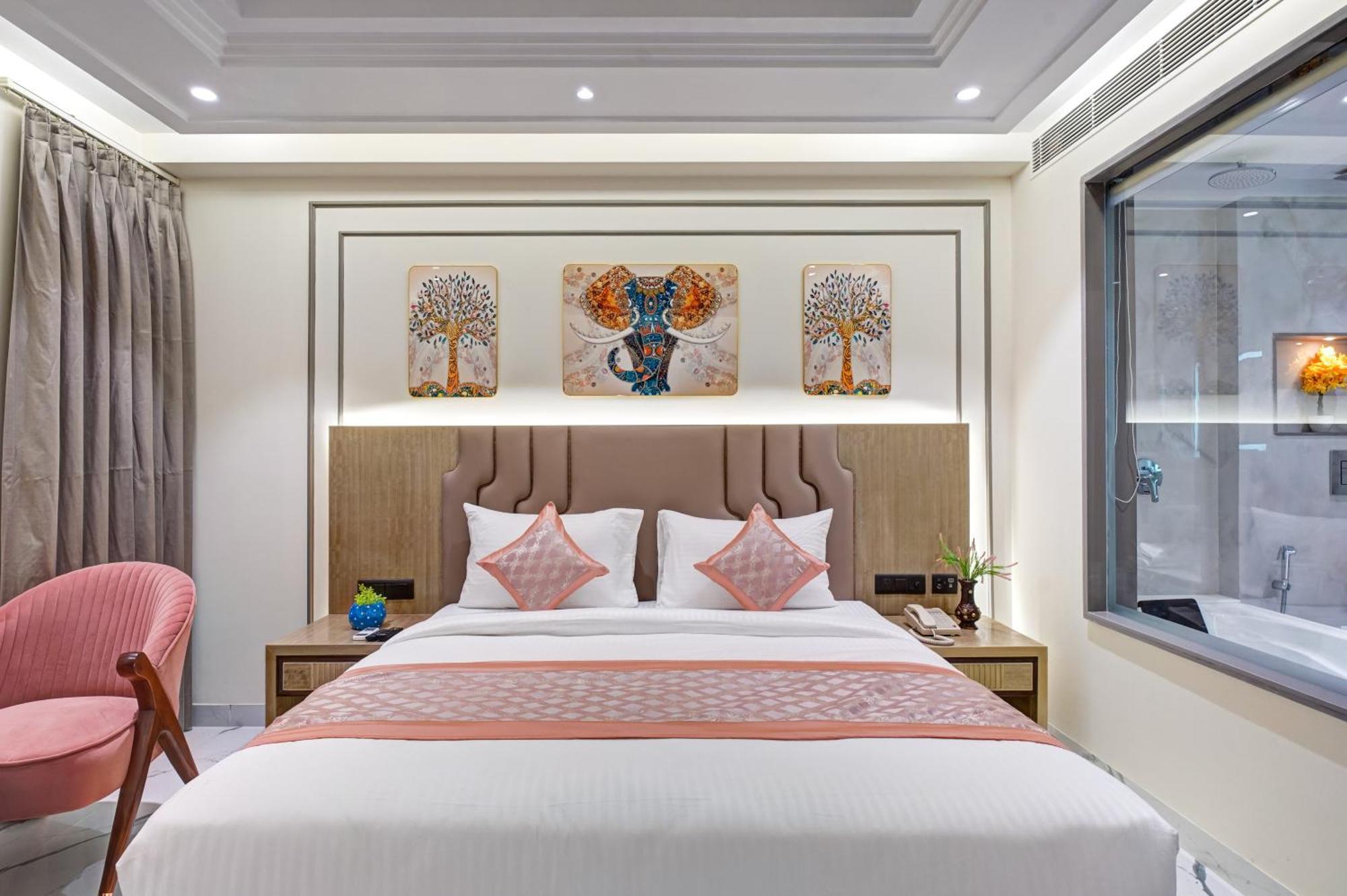 Newly Built Gold The Royal With Rooftop Restaurant - 2Mins Walk From New Delhi Rail Station & 5Mins From Connaught Place מראה חיצוני תמונה