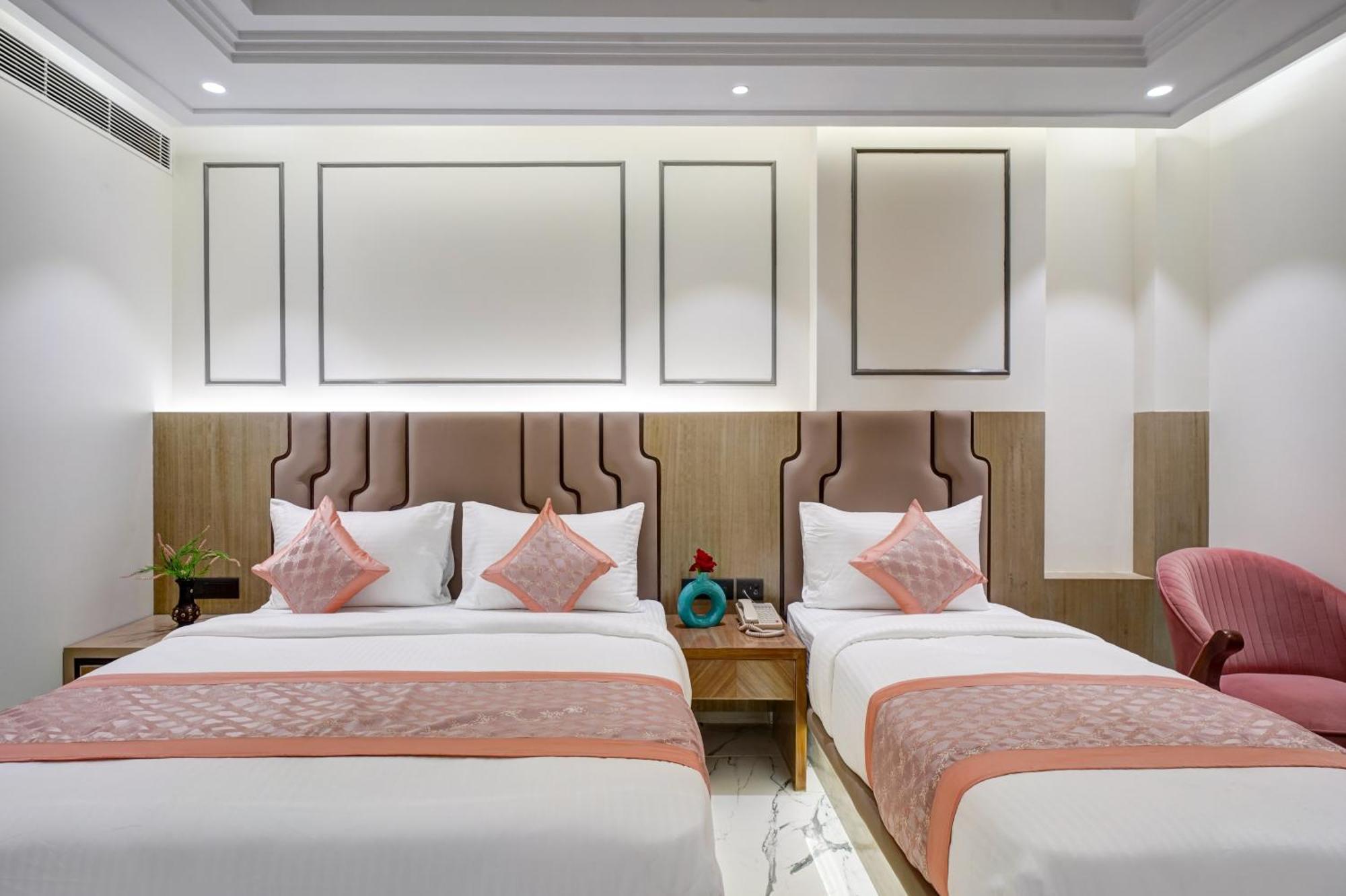Newly Built Gold The Royal With Rooftop Restaurant - 2Mins Walk From New Delhi Rail Station & 5Mins From Connaught Place מראה חיצוני תמונה
