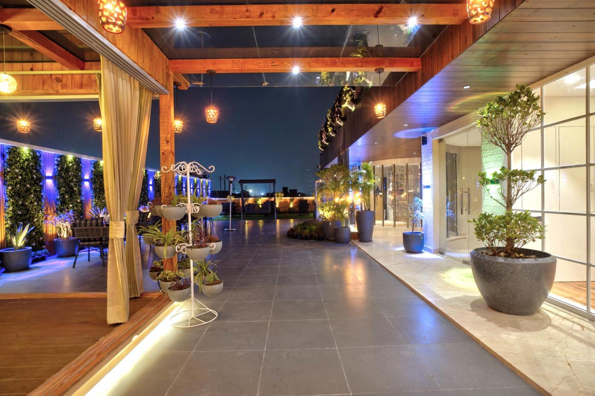 Newly Built Gold The Royal With Rooftop Restaurant - 2Mins Walk From New Delhi Rail Station & 5Mins From Connaught Place מראה חיצוני תמונה