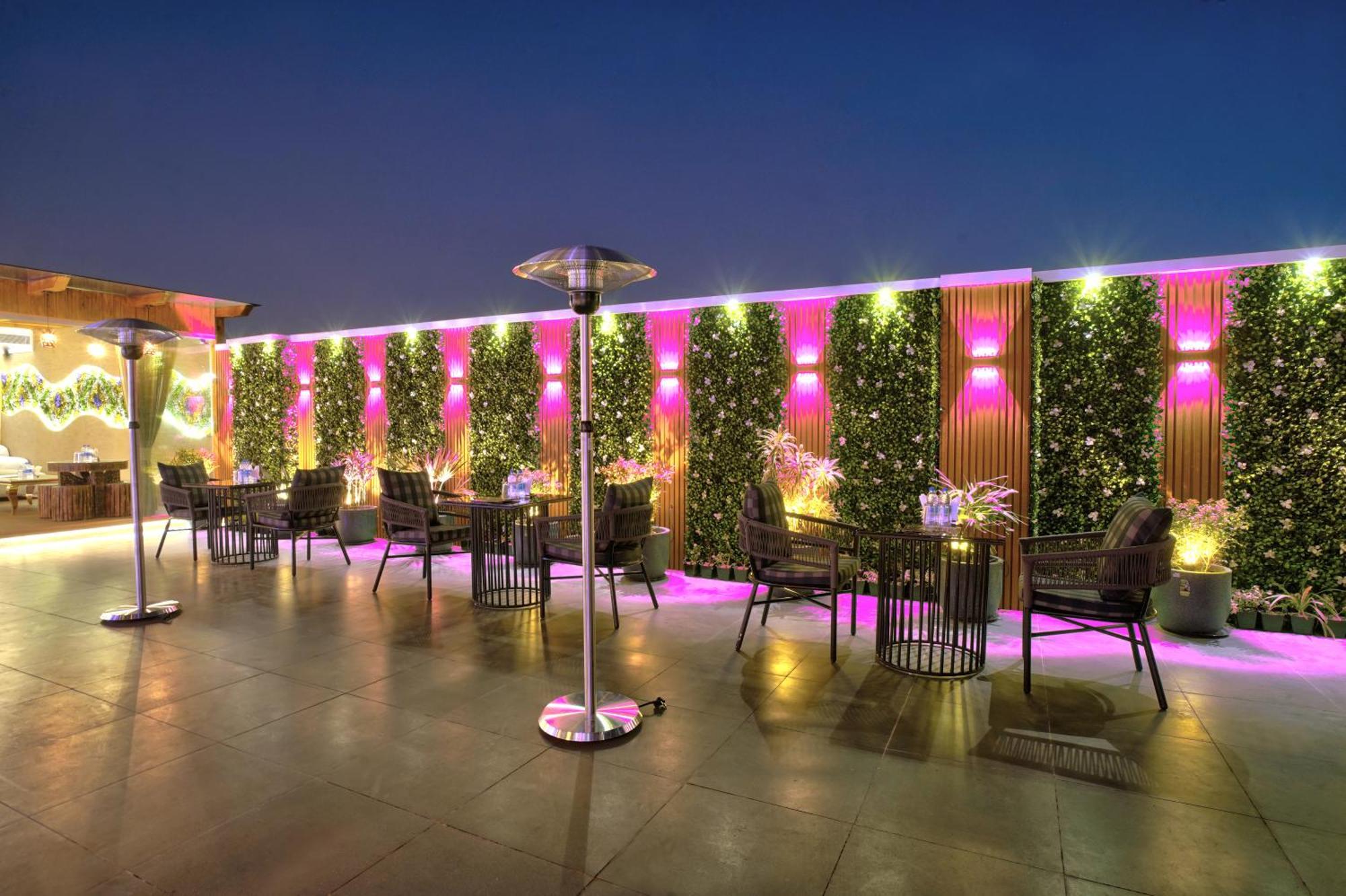 Newly Built Gold The Royal With Rooftop Restaurant - 2Mins Walk From New Delhi Rail Station & 5Mins From Connaught Place מראה חיצוני תמונה