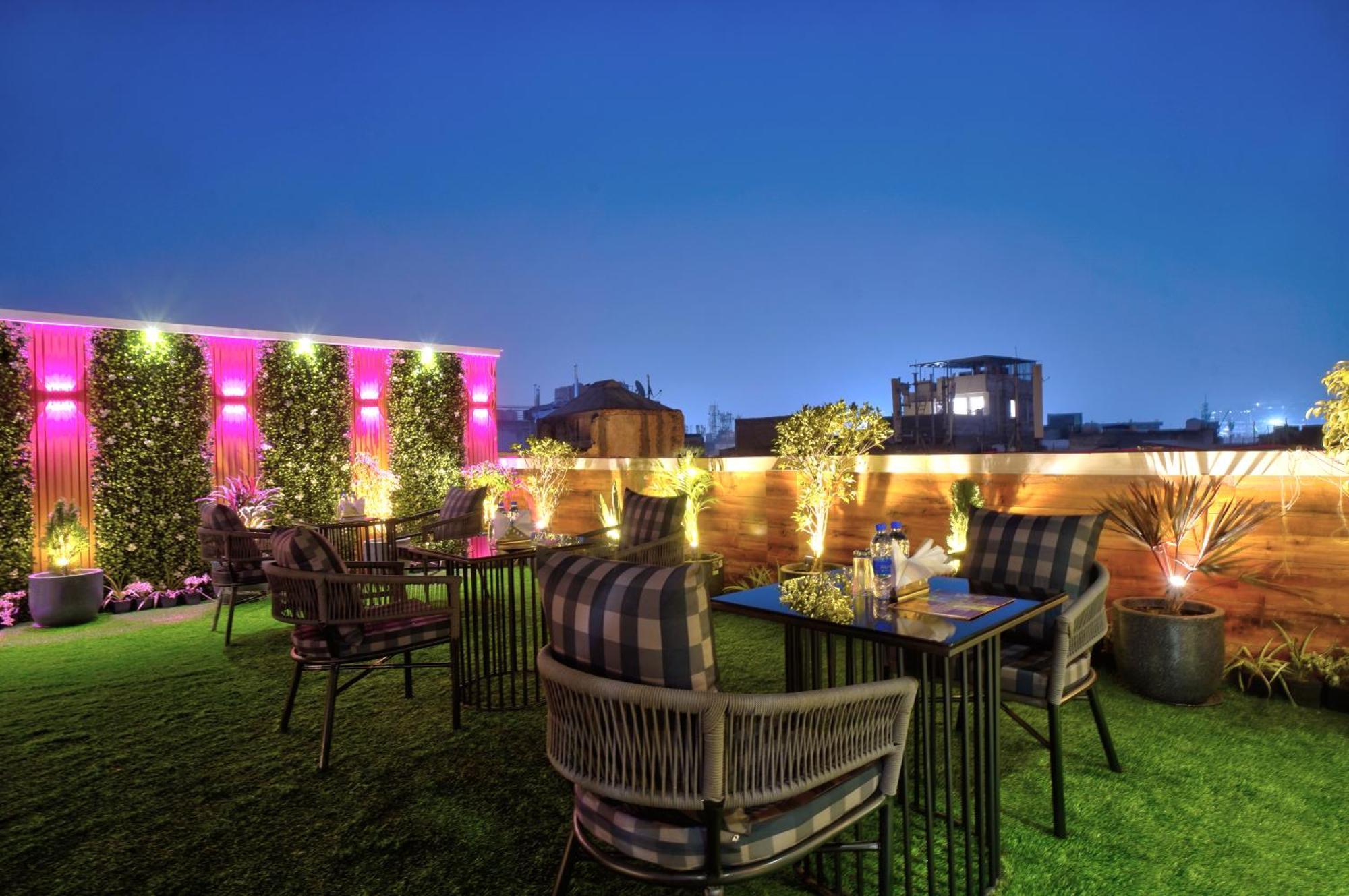 Newly Built Gold The Royal With Rooftop Restaurant - 2Mins Walk From New Delhi Rail Station & 5Mins From Connaught Place מראה חיצוני תמונה