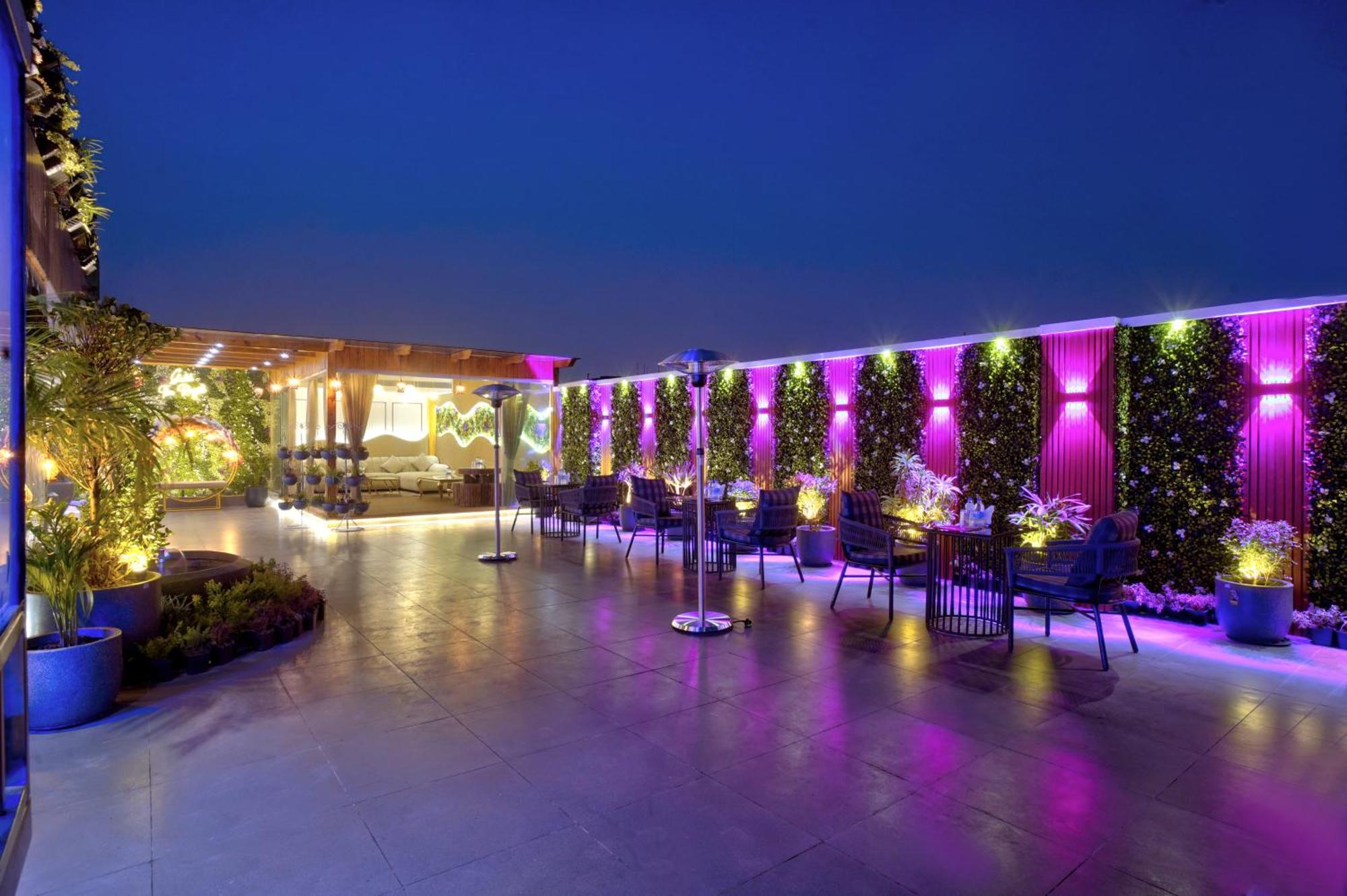 Newly Built Gold The Royal With Rooftop Restaurant - 2Mins Walk From New Delhi Rail Station & 5Mins From Connaught Place מראה חיצוני תמונה