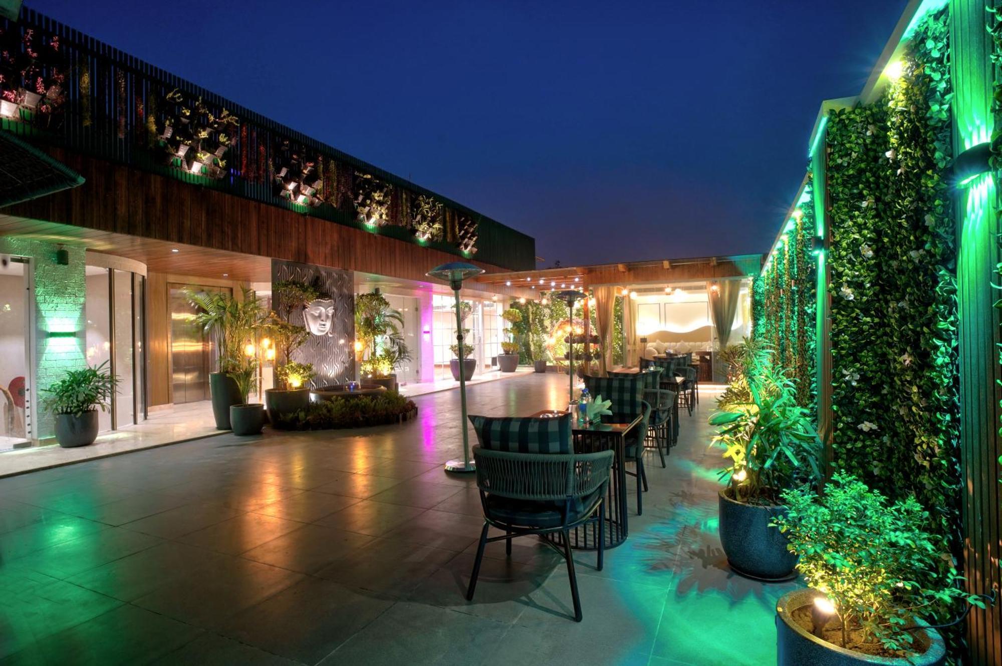 Newly Built Gold The Royal With Rooftop Restaurant - 2Mins Walk From New Delhi Rail Station & 5Mins From Connaught Place מראה חיצוני תמונה