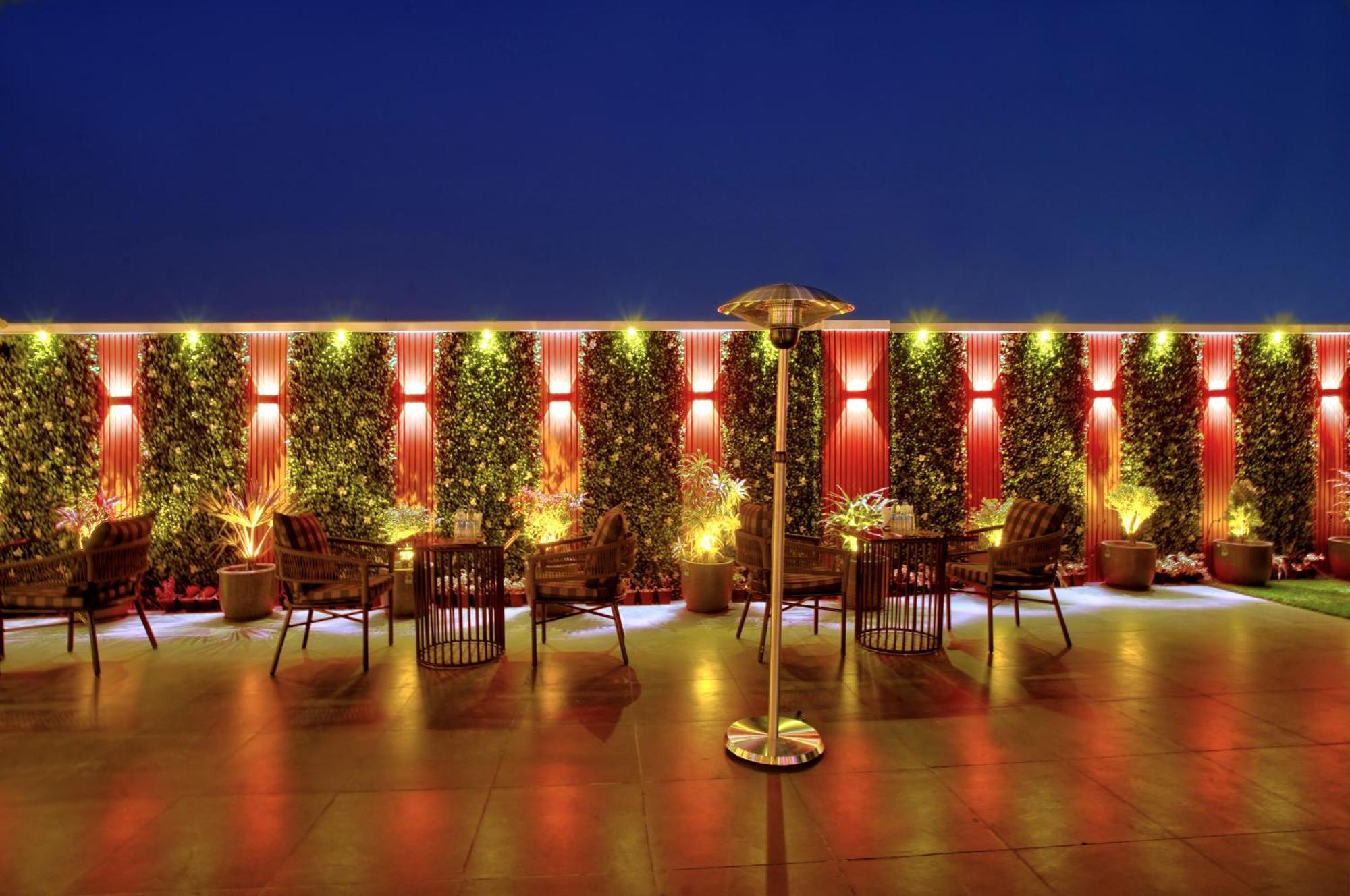 Newly Built Gold The Royal With Rooftop Restaurant - 2Mins Walk From New Delhi Rail Station & 5Mins From Connaught Place מראה חיצוני תמונה