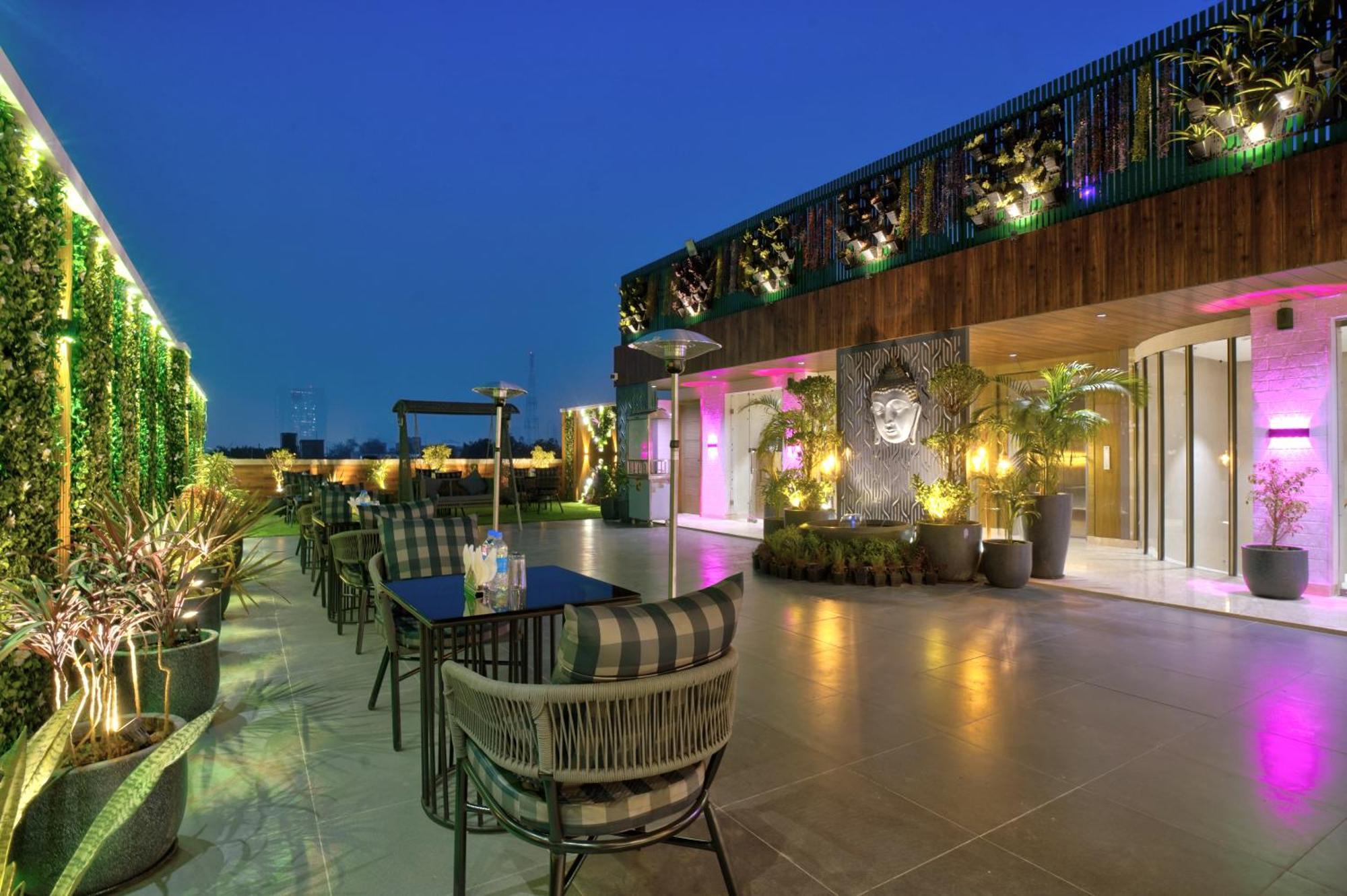 Newly Built Gold The Royal With Rooftop Restaurant - 2Mins Walk From New Delhi Rail Station & 5Mins From Connaught Place מראה חיצוני תמונה