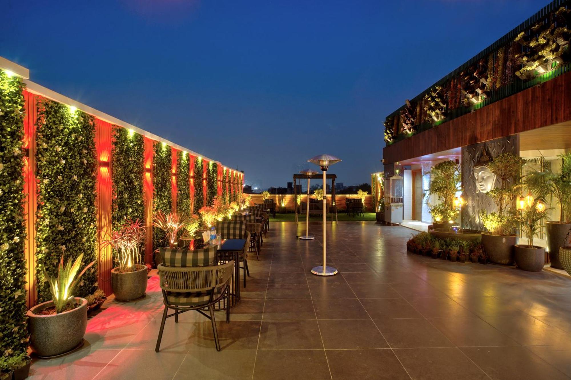 Newly Built Gold The Royal With Rooftop Restaurant - 2Mins Walk From New Delhi Rail Station & 5Mins From Connaught Place מראה חיצוני תמונה