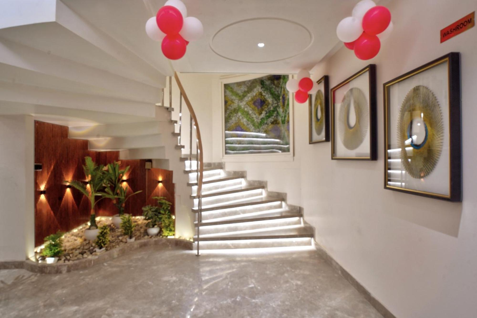 Newly Built Gold The Royal With Rooftop Restaurant - 2Mins Walk From New Delhi Rail Station & 5Mins From Connaught Place מראה חיצוני תמונה