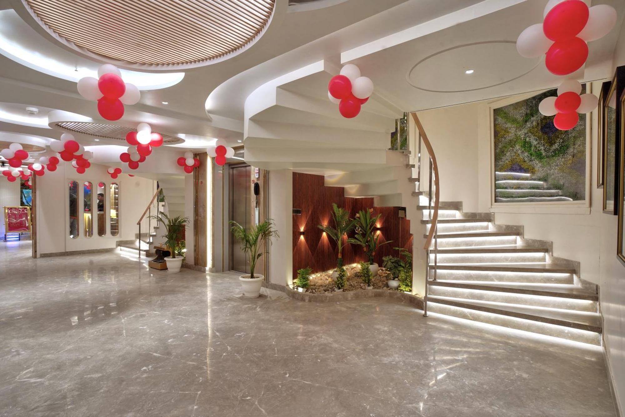 Newly Built Gold The Royal With Rooftop Restaurant - 2Mins Walk From New Delhi Rail Station & 5Mins From Connaught Place מראה חיצוני תמונה