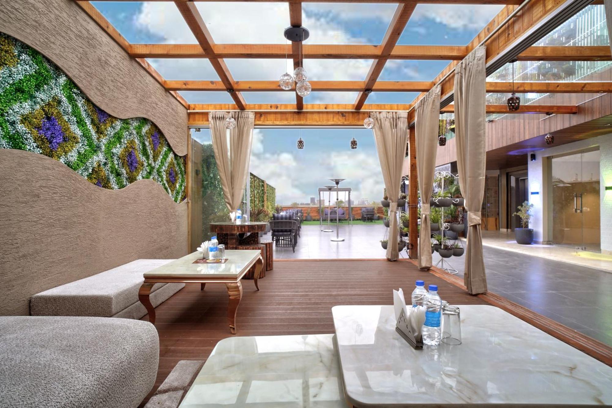 Newly Built Gold The Royal With Rooftop Restaurant - 2Mins Walk From New Delhi Rail Station & 5Mins From Connaught Place מראה חיצוני תמונה