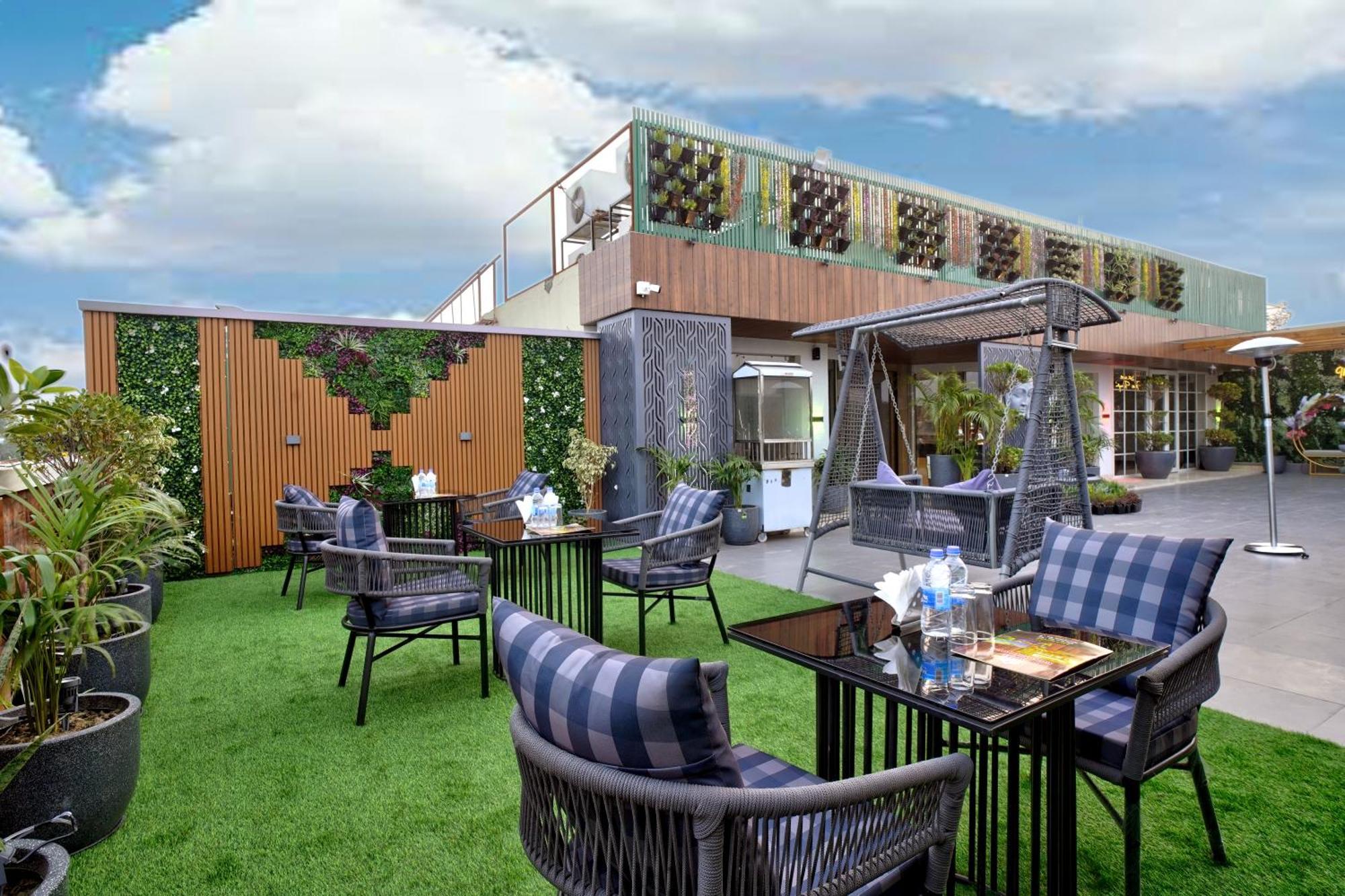 Newly Built Gold The Royal With Rooftop Restaurant - 2Mins Walk From New Delhi Rail Station & 5Mins From Connaught Place מראה חיצוני תמונה
