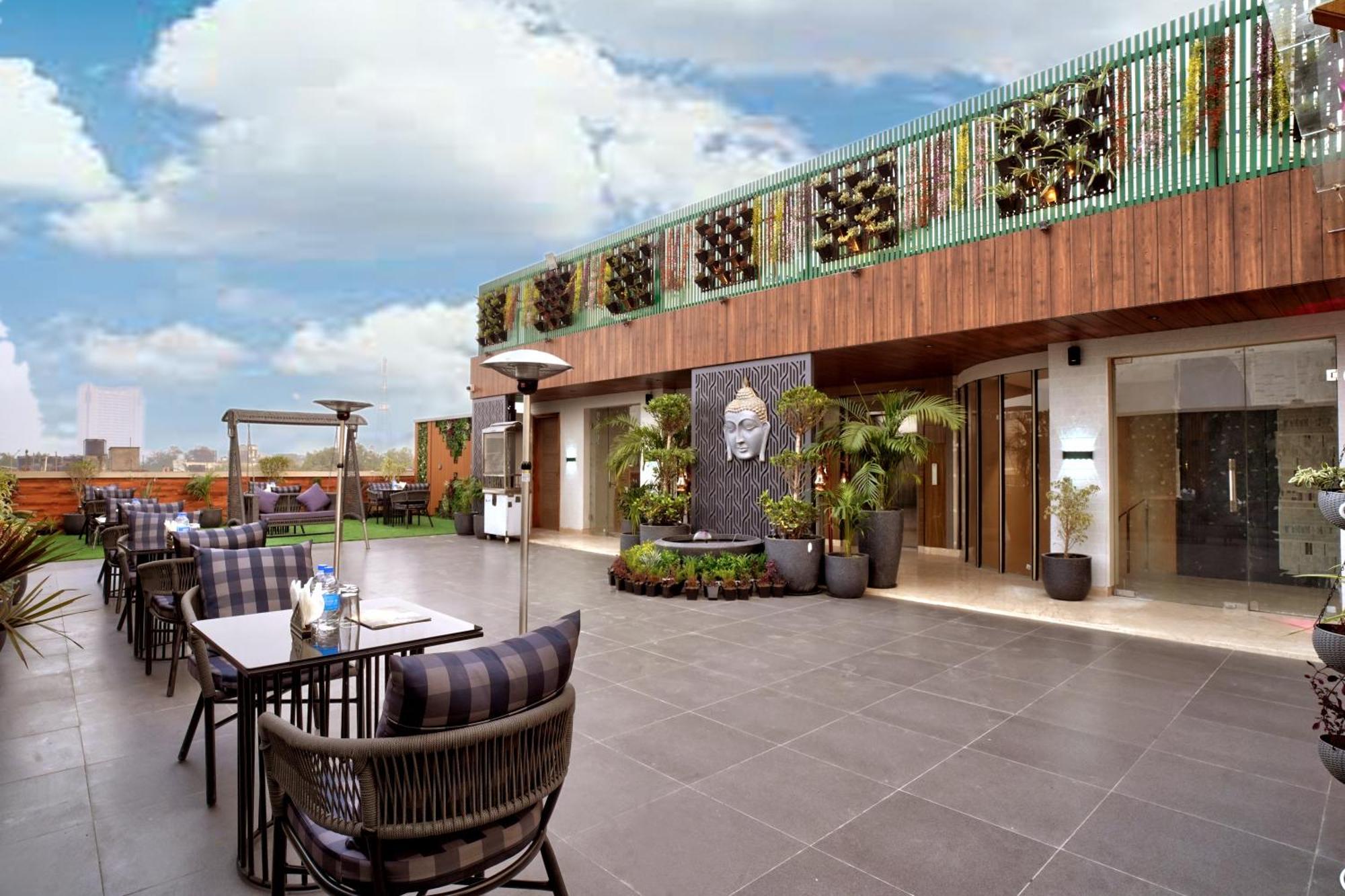 Newly Built Gold The Royal With Rooftop Restaurant - 2Mins Walk From New Delhi Rail Station & 5Mins From Connaught Place מראה חיצוני תמונה