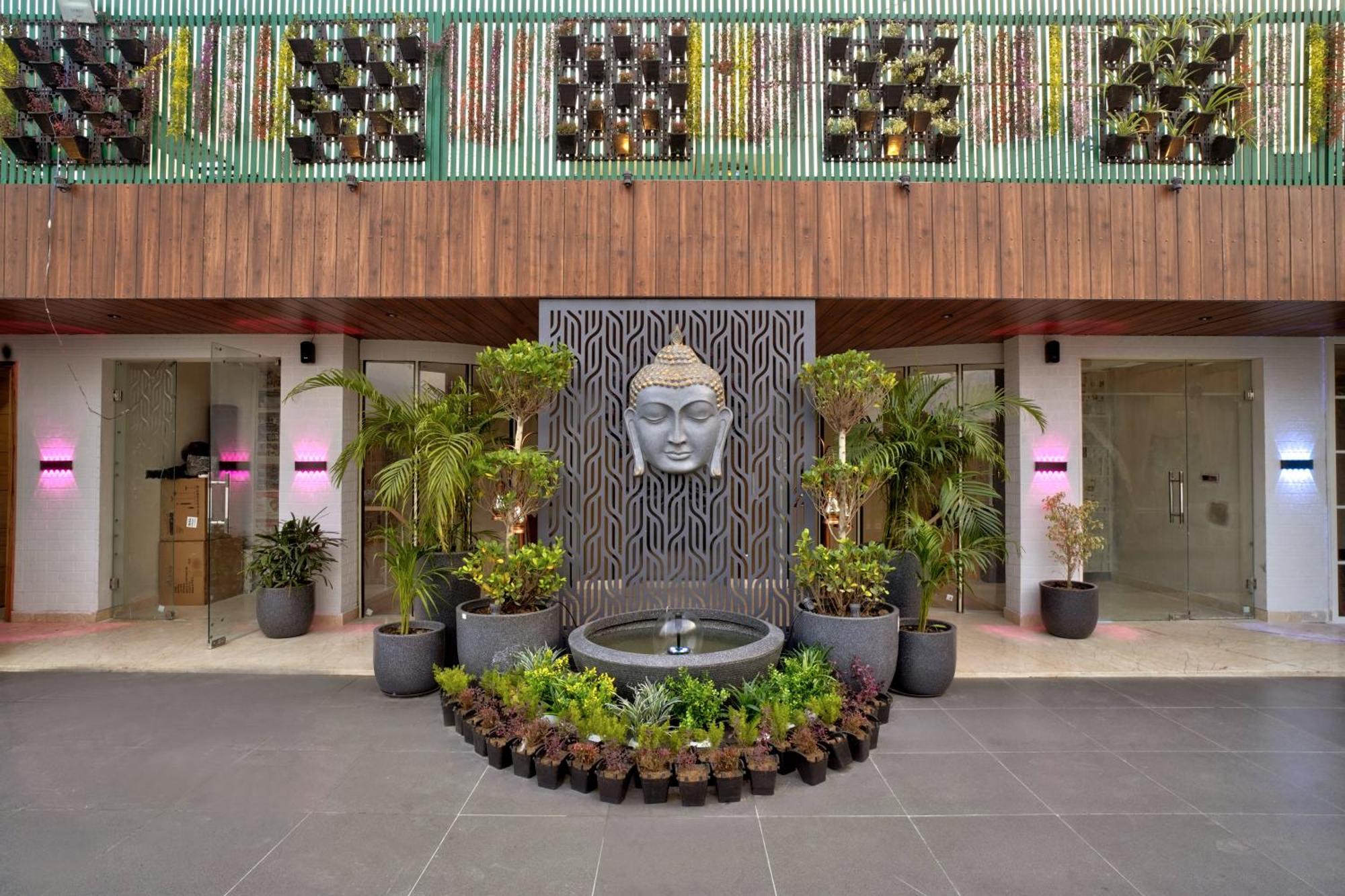 Newly Built Gold The Royal With Rooftop Restaurant - 2Mins Walk From New Delhi Rail Station & 5Mins From Connaught Place מראה חיצוני תמונה