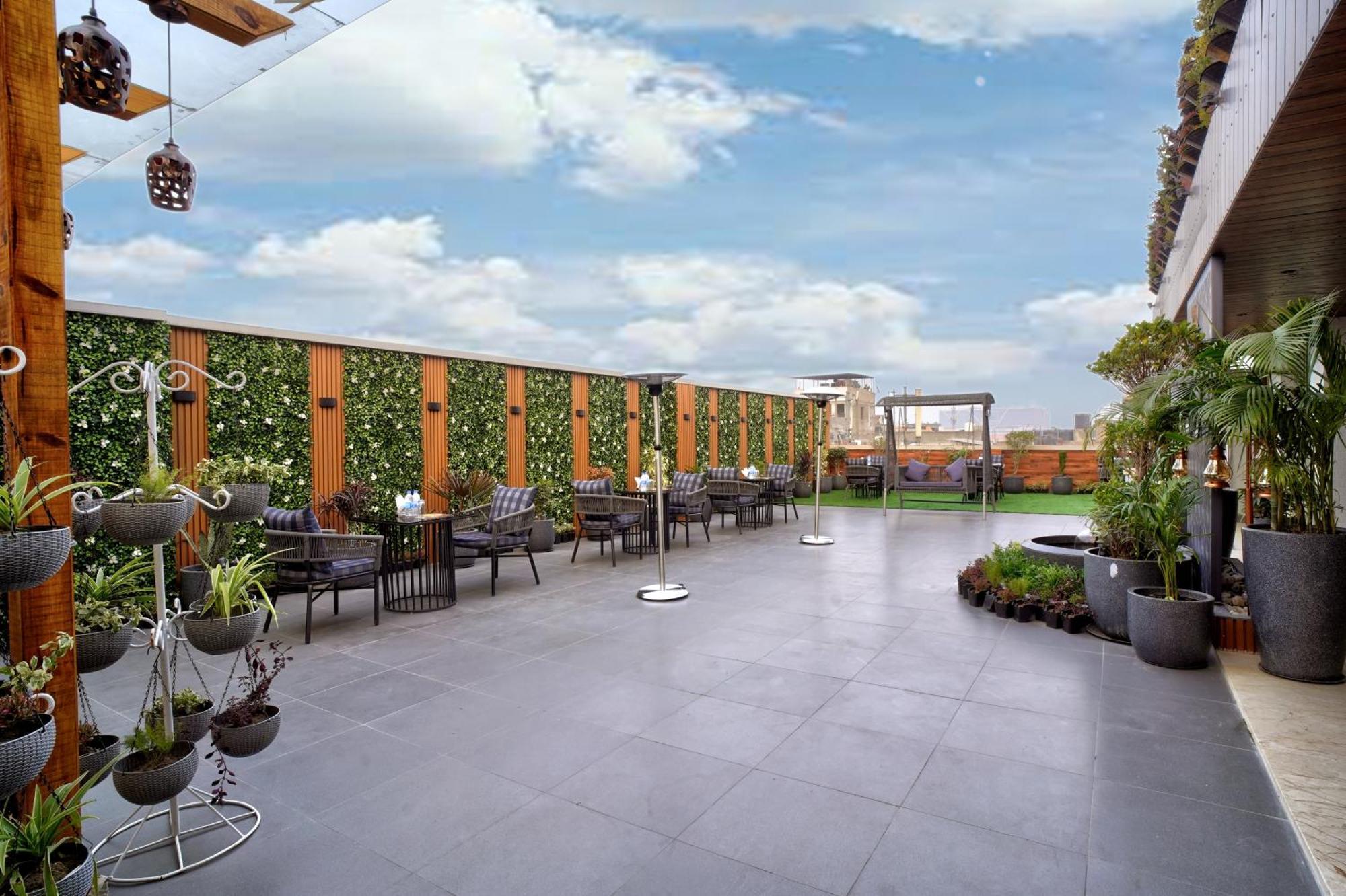 Newly Built Gold The Royal With Rooftop Restaurant - 2Mins Walk From New Delhi Rail Station & 5Mins From Connaught Place מראה חיצוני תמונה